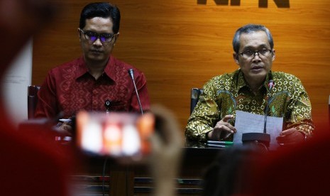 Wakil Ketua KPK Alexander Marwata (kanan) didampingi Juru Bicara KPK Febri Diansyah (kiri) memberikan keterangan pers terkait Operasi Tangkap Tangan (OTT) kasus dugaan suap jaksa di Gedung KPK, Jakarta, Selasa (20/8/2019).