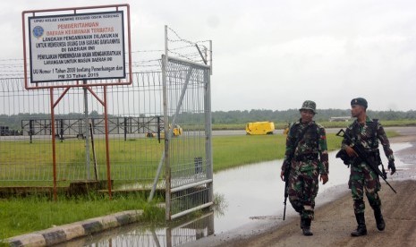 Prajurit TNI AD berjaga di kawasan Bandara Domine Eduard Osok (DEO) Kota Sorong, Papua Barat, Selasa (20/08/2019).