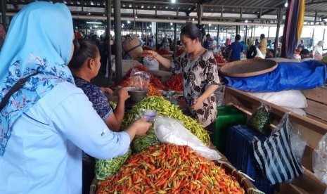 Aktivitas pedagang cabai di Pasar Legi, Solo, Rabu (21/8). Harga cabai di Pasar Legi sudah mulai turun sejak pekan lalu.