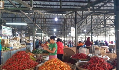 Aktivitas pedagang cabai di Pasar Legi, Solo, Rabu (21/8). Harga cabai di Pasar Legi sudah mulai turun sejak pekan lalu.