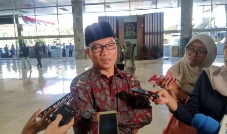 Ketua Komisi VIII DPR RI Yandri Susanto menyoroti adanya keluhan masyarakat yang mengaku belum menerima bantuan sosial (bansos) di masa Covid-19 ini.