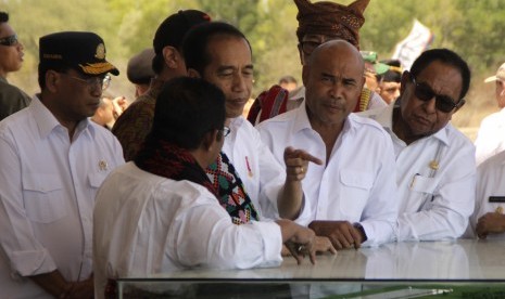 Presiden Joko Widodo (ketiga kanan) berbincang dengan Gubernur NTT Viktor B Laiskodat (kedua kanan). Gubernur Nusa Tenggara Timur (NTT) Viktor Bungtilu Laiskodat positif tertular Covid-19. 