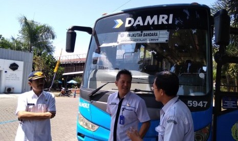 Kepala Seksi Angkutan Darat Dishub Kota Cimahi, Ranto Sitanggang tengah  memantau bus Damri Cimahi tujuan Bandara Kertajati di The Edge Jalan Raya  Baros, Rabu (21/8).