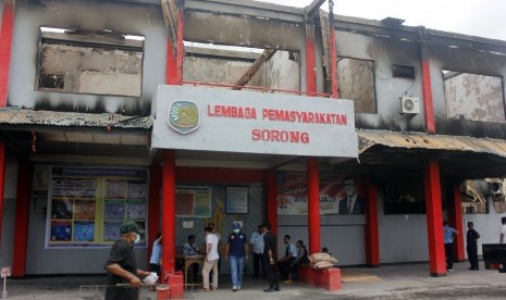 Warga binaan membersihkan sisa kebakaran di kantor Lembaga Pemasyarakatan (Lapas) Kelas II B Sorong, Papua Barat, Rabu (21/8/2019).