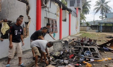 Warga binaan membersihkan sisa kebakaran di kantor Lembaga Pemasyarakatan (Lapas) Kelas II B Sorong, Papua Barat, Rabu (21/8/2019). 