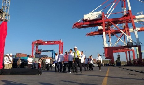 Presiden Jokowi meninjau Pelabuhan Tenau, Kupang, NTT, Rabu (21/8). 