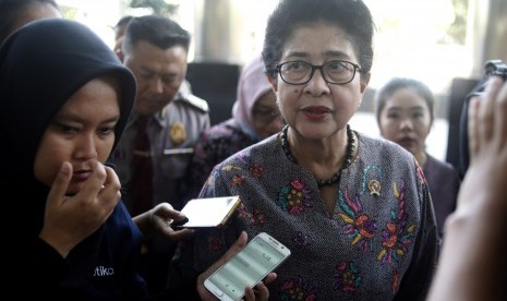 Menteri Kesehatan Nila Moeloek 