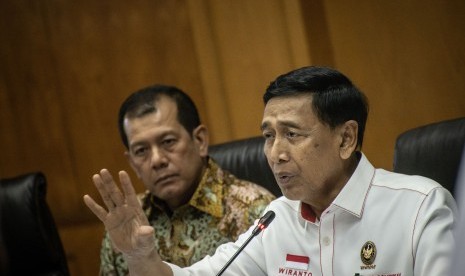 Menko Polhukam Wiranto (kanan) didampingi Kepala Badan Nasional Penanggulangan Bencana (BNPB) Doni Monardo (kiri) memberikan keterangan pers seusai Rapat Koordinasi Khusus (Rakorsus) Tingkat Menteri di Kantor Kemenko Polhukam, Jakarta, Rabu (21/8/2019). 