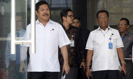 Jaksa Agung Muda Bidang Pengawasan (Jamwas) Muhammad Yusni (kedua kanan), Jaksa Agung Muda Bidang Intelijen (Jamintel) Jan S Marinka (kiri) dan Juru Bicara KPK Febri Diansyah (tengah) bersiap melakukan konferensi pers di Gedung KPK, Jakarta, Rabu (21/8/2019). 