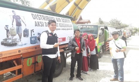 Sejumlah mobil tangki air bersih bergerak menuju desa-desa terdampak kekeringan di Kecamatan Banyumas, Kabupaten Pringsewu, Lampung