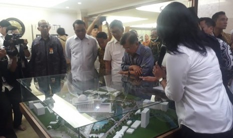 Wakil Presiden Jusuf Kalla didampingi Menteri Agama Menteri Komunikasi dan Informatika, dan Menteri Pendayagunaan Aparatur Negara dan Reformasi saat meninjau perkembangan renovasi Masjid Istiqlal, Jakarta, Kamis (22/8).