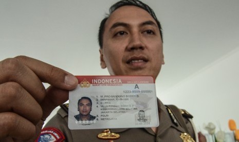 Polisi menunjukkan kartu Smart SIM (Surat Izin Mengemudi) di Gedung Satuan Penyelenggara Administrasi (Satpas) dan gerai SIM di Kabupaten Bekasi, Cikarang, Jawa Barat, Kamis (22/8/2019). 