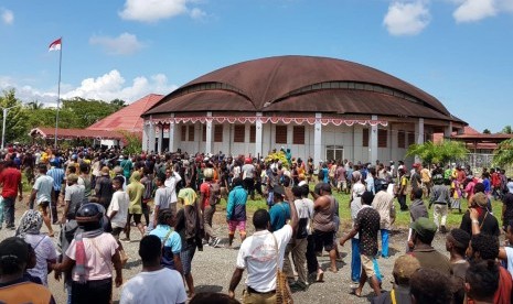 Warga melakukan aksi unjuk rasa di depan Kantor DPRD Kabupaten Nabire, Papua, Kamis (22/8/2019). Aksi tersebut untuk menyikapi peristiwa rasisme terhadap mahasiswa Papua di Malang dan Surabaya. 