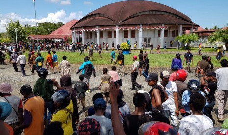 Warga melakukan aksi unjuk rasa di depan Kantor DPRD Kabupaten Nabire, Papua, Kamis (22/8/2019).