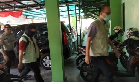 Penyidik Komisi Pemberantasan Korupsi (KPK) menggeledah Dinas  Pekerjaan Umum Perumahan dan Kawasan Permukiman (PUPKP) dan Badan Layanan  Pengadaan (BLP) Kota Yogyakarta, Kamis (22/8).