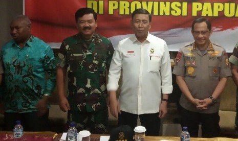 Menko Polhukam Wiranto (kedua kanan) bersama Kapolri Jenderal Pol Tito Karnavian (kanan), Panglima TNI Marsekal TNI Hadi Tjahjanto (kedua kiri) dan Gubernur Papua Barat Dominggus Mandacan berdialog dengan dengan sejumlah tokoh di Manokwari, Papua Barat, Kamis (22/8/2019). 