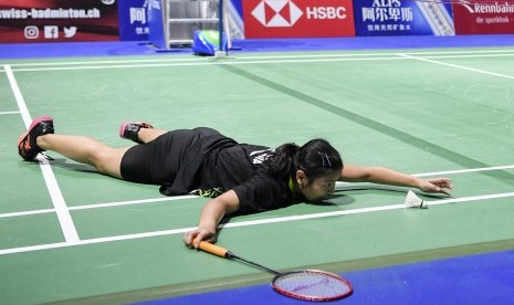 Pebulu tangkis Indonesia Gregoria Mariska Tunjung terjatuh saat berusaha mengembalikan kok ke pebulu tangkis Thailand Ratchanok Intanon pada babak ketiga Kejuaraan Dunia Bulu Tangkis 2019 di St. Jakobshalle, Basel, Swiss, Kamis (22/8/2019).