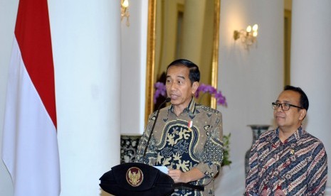 Presiden Joko Widodo (kiri) didampingi Menteri Sekretaris Negara Pratikno (kanan) memberikan keterangan kepada awak media di Istana Kepresidenan Bogor, Jawa Barat, Kamis (22/8/2019). 