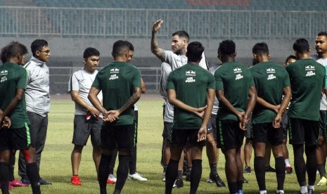 Pelatih tim nasional Indonesia senior Simon McMenemy (tengah) memberikan arahan kepada pemain timnas saat sesi latihan di Stadion Pakansari, Cibinong, Bogor, Jawa Barat, Kamis (22/8/2019). 