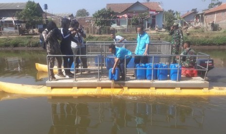 Satgas Citarum Harum memasukkan bakteri MR 8 ke oxbow sungai Citarum di Bojongsoang, Kabupaten Bandung, Jumat (23/8). 