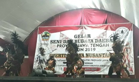 Para seniman asal Kecamatan Getasan, Kabupaten Semarang membawakan tarian Topeng Ireng, pada acara Merti Budaya Nusantara, yang digelar Kesbangpol Provinsi Jawa Tengah, di Lapangan Bung Karno, kompleks alun alun Kalirejo, Kecamatan Ungaran Timur, Kabupaten Semarang, Kamis (22/8) malam. 