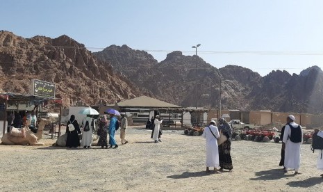 Sejumlah jamaah mencoba menikmati sensasi di Jabal Magnet, Madinah. Jabal Magnet, Fenomena Alam yang Bikin Penasaraan Jamaah Haji