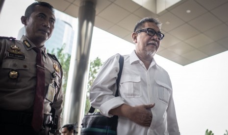 Mantan Wagub Jawa Barat Deddy Mizwar (kanan) bersiap menjalani pemeriksaan di Gedung KPK, Jakarta, Jumat (23/8/2019). 