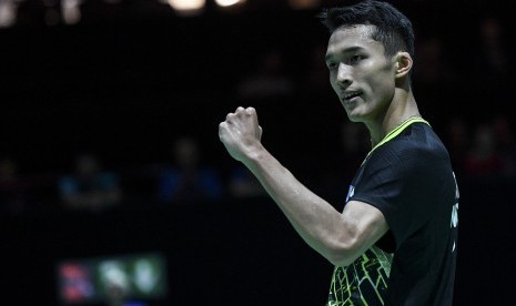 Pebulu tangkis Indonesia Jonatan Christie melakukan selebrasi usai mengalahkan pebulu tangkis Denmark Jan O Jorgensen pada babak ketiga Kejuaraan Dunia Bulu Tangkis 2019 di St. Jakobshalle, Basel, Swiss, Kamis (22/8/2019).