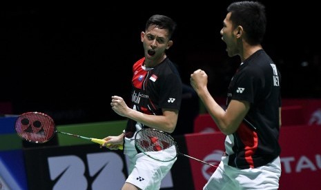 Ekspresi ganda putra Indonesia Fajar Alfian (kanan) dan Muhammad Rian Ardianto saat mendapatkan poin ketika melawan ganda putra Malaysia Goh V Shem dan Tan Wee Kiong pada babak ketiga Kejuaraan Dunia Bulu Tangkis 2019 di St. Jakobshalle, Basel, Swiss, Kamis (22/8/2019).