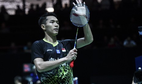 Pebulu tangkis Indonesia Jonatan Christie menyapa penonton usai bertanding melawan pebulu tangkis Denmark Jan O Jorgensen pada babak ketiga Kejuaraan Dunia Bulu Tangkis 2019 di St. Jakobshalle, Basel, Swiss, Kamis (22/8/2019).