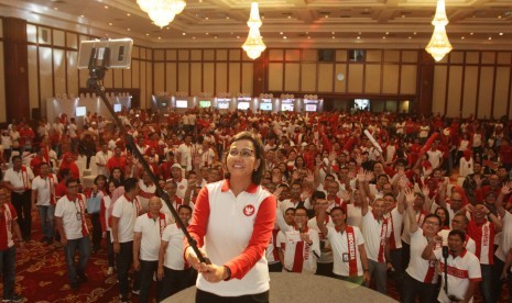 Menteri Keuangan Sri Mulyani berswafoto saat meresmikan Modul Penerimaan Negara Generasi Ketiga (MPN G3) di Aula Gedung Dhanapala, Kementerian Keuangan, Jakarta, Jumat (23/8/2019).