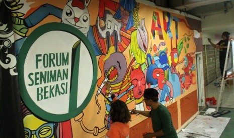 Seniman menyelesaikan pembuatan mural di dinding salah satu pusat perbelanjaan, di Bekasi, Jawa Barat. (Ilustrasi)