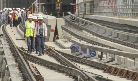 Menteri BUMN Rini Soemarno (depan) melihat lintasan LRT di Stasiun Harjamukti, Cibubur, Jakarta Timur, Jumat (23/8/2019).