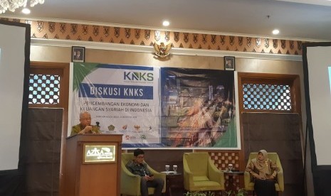 Direktur Hukum Promosi dan Hubungan Eksternal KNKS, Taufik Hidayat, saat memberikan materi dalam diskusi Pengembangan Ekonomi dan Keuangan Syariah di Hotel Horizon Aziza, Solo, Jumat (23/8). 