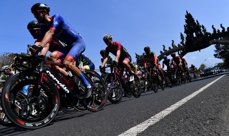 Sejumlah pebalap sepeda memacu sepedanya pada etape terakhir Tour de Indonesia 2019 di Jembrana, Bali, Jumat (23/8/2019).