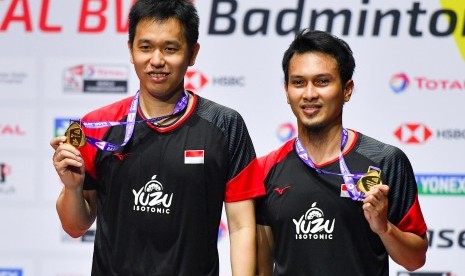 Ganda putra Indonesia Hendra Setiawan (kiri) dan Mohammad Ahsan menunjukan medali emas usai mengalahkan ganda putra Jepang Takuro Hoki dan Yugo Kobayashi pada babak final Kejuaraan Dunia Bulu Tangkis 2019 di St. Jakobshalle, Basel, Swiss, Minggu (25/8/2019). 