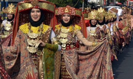 Parade pawai budaya pakaian adat Lampung yang menggambarkan keberagaman adat budaya yang ada di Provinsi Lampung, di Lampung, Minggu (25/8/2019). 