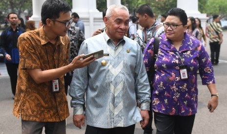 Gubernur Kalimantan Timur Isran Noor (tengah).