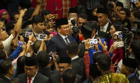 Gubernur DKI Jakarta Anies Baswedan bertemu dengan Mantan Gubernur DKI Jakarta Basuki Tjahaja Purnama seusai mengikuti pelantikan anggota Dewan Perwakilan Rakyat Daerah (DPRD) DKI Jakarta periode 2019-2024 di Gedung DPRD DKI Jakarta, Senin (26/8/2019). 