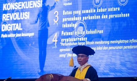 Ketua Dewan Komisioner Otoritas Jasa Keuangan (OJK) Wimboh Santoso memberikan pidato pengukuhan pada acara Sidang Senat Terbuka di Auditorium UNS, Solo, Jawa Tengah, Senin (26/8/2019). 