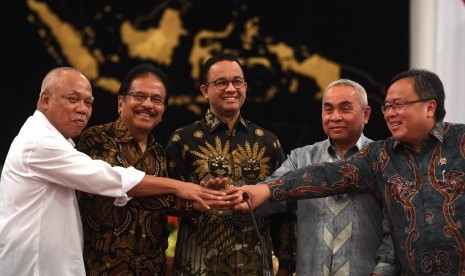 (Dari kiri) Menteri PUPR Basuki Hadimuljono, Menteri Agraria dan Tata Ruang/Badan Pertanahan Nasional (ATR/BPN) Sofyan Djalil, Gubernur DKI Jakarta Anies Baswedan, Gubernur Kaltim Isran Noor, dan Menteri Perencanaan Pembangunan Nasional (PPN) atau Kepala Bappenas Bambang Brodjonegoro, berfoto bersama seusai memberikan keterangan pers terkait rencana pemindahan Ibu Kota Negara di Istana Negara, Jakarta, Senin (26/8/2019).