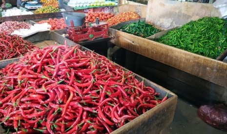 Lapak cabai salah satu penjual di pasar Jambu Dua, Tanah Sareal, Kota Bogor, Senin (26/8).