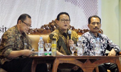 Menteri Kelutan dan Perikanan Kabinet Presiden Abdurrahman Wahid, Rokhmin Dahuri menyampaikan paparannya pada ‘Seminar Tokoh Presiden Abdurrahman Wahid (Gus Dur)- Multikulturalisme dan Kemaritiman’ yang dilaksanakan di Gedung Serba Guna Fakultas Ilmu Budaya (SGS- FIB) Undip, kompleks kampus Tembalang, Senin (26/8).