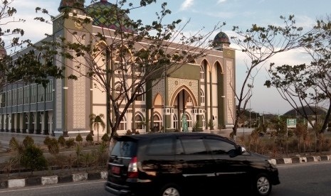 Pengendara melintas di dekat Masjid Agung Al Ikhlas di Kabupaten Penajam Passer Utara, Kalimantan Timur, Senin (26/8/2019).