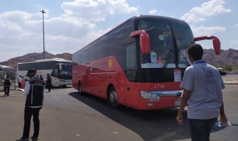 Petugas melakukan pengecekan dan pendataan setiap bus yang membawa rombongan jamaah haji menuju Madinah, di Terminal Hijrah, Senin (26/8). Setiap bus yang membawa jamaah haji wajib berhenti di Terminal Hijrah ini sebelum masuk Madinah untuk melaporkan jumlah penumpang dan kelengkapan identitas jamaah haji.