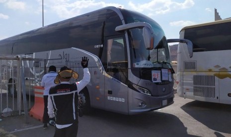 Petugas melakukan pengecekan dan pendataan setiap bus yang membawa rombongan jamaah haji menuju Madinah, di Terminal Hijrah, Senin (26/8). Setiap bus yang membawa jamaah haji wajib berhenti di Terminal Hijrah ini sebelum masuk Madinah untuk melaporkan jumlah penumpang dan kelengkapan identitas jamaah haji.