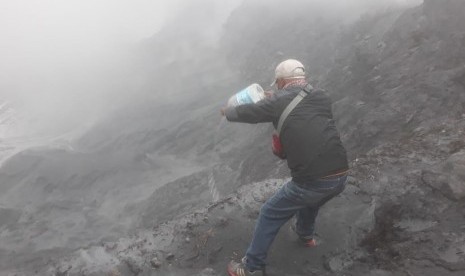 Sejumlah warga berdoa tepat dibibir kawah Ratu Gunung Tangkuban Perahu, Selasa (27/8). Mereka berharap erupsi segera selesai. 