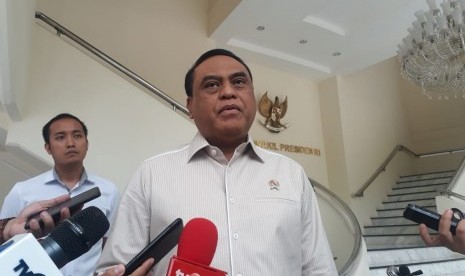 Menteri Pendayagunaan Aparatur Negara dan Reformasi Birokrasi (Menpan RB) Syafruddin saat diwawancarai wartawan di Kantor Wakil Presiden, Jakarta, Selasa (27/8).