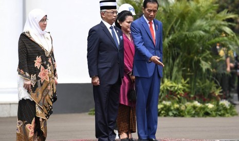 Presiden Joko Widodo (kanan) didampingi Ibu Negara Iriana Joko Widodo (kedua kanan) menyambut Raja Malaysia Sri Paduka Baginda Yang Dipertuan Agong XVI, Sultan Abdullah Ri'ayatauddin Al Mustafa Billah Shah Ibni Almarhum Sultan Haji Ahmad Shah Al-Musta'in Billah didampingi permasuri Tunku Hajah Azizah Aminah Maimunah Iskandariah binti Almarhum Al Mutawakkil Alallah Sultan Iskandar Al Haj dalam upacara kenegaraan di Istana Bogor, Jawa Barat, Selasa (27/8/2019).