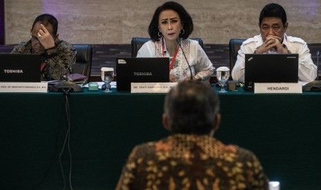 Ketua Pansel Capim KPK Yenti Garnasih (tengah) didampingi anggota pansel memimpin tes wawancara dan uji publik Calon Pimpinan Komisi Pemberantasan Korupsi (Capim KPK) periode 2019-2023 di Kementerian Sekretariat Negara, Jakarta, Selasa (27/8/2019). 